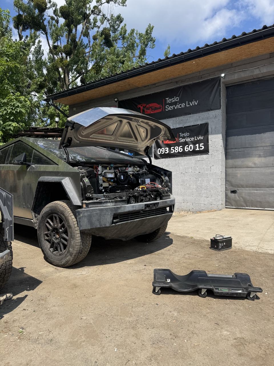 Cybertruck із відкритим передпліччям на діагностиці біля вивіски Tesla Service Львів