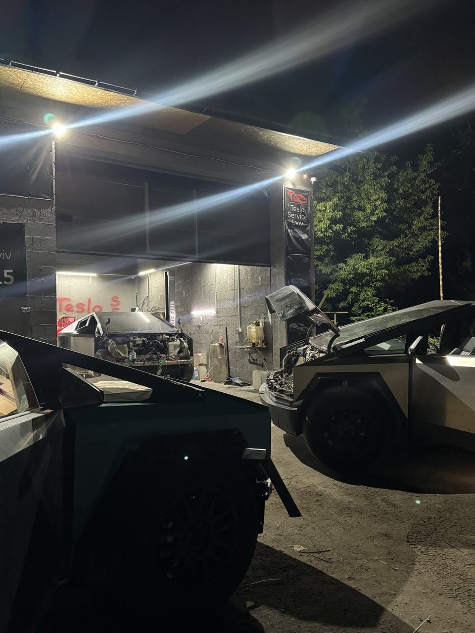 Сервісний центр Tesla Service Львів увечері