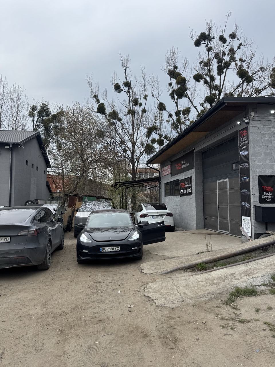 Кілька Tesla на території сервісного центру у Львові